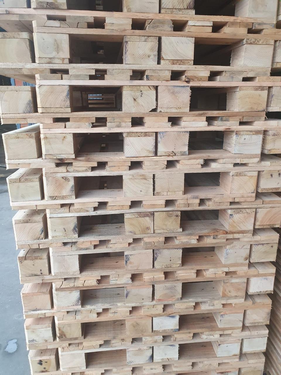 Paletes empilhados no depósito